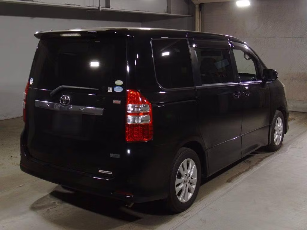 TOYOTA NOAH