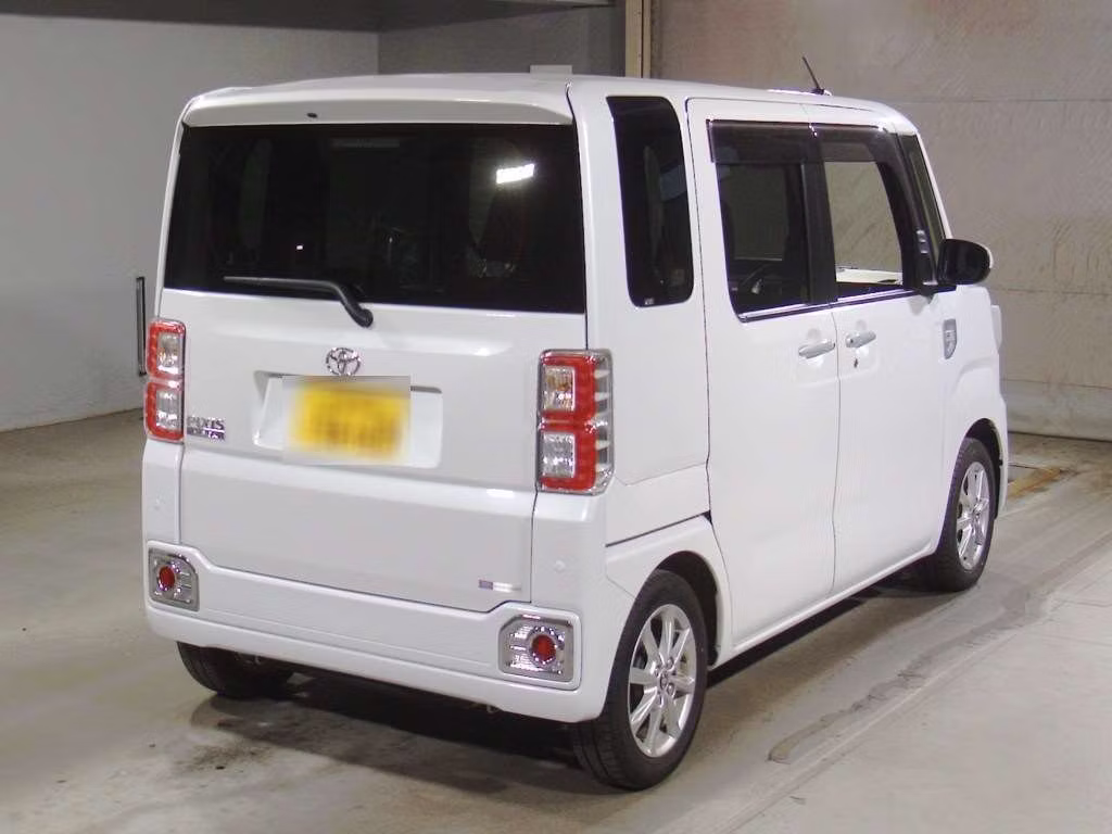 TOYOTA PIXIS MEGA