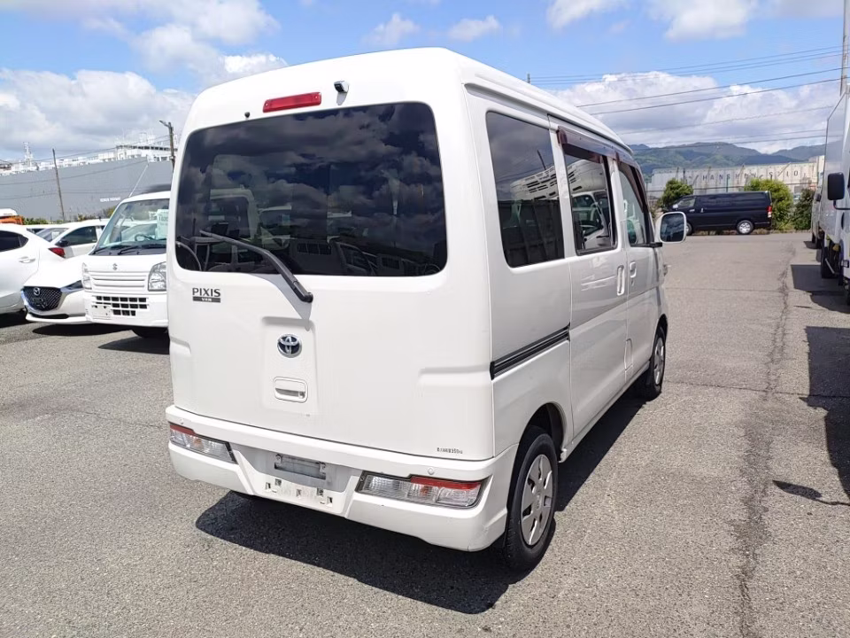 TOYOTA PIXIS VAN