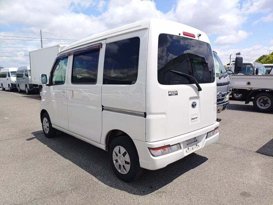 TOYOTA PIXIS VAN