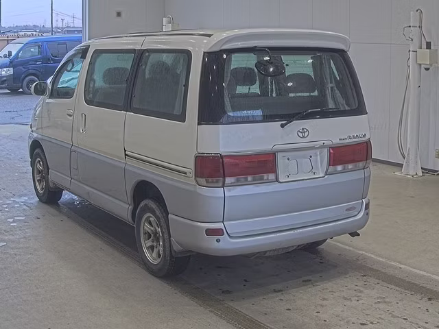 TOYOTA HIACE REGIUS