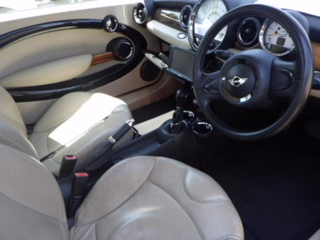 MINI HATCH