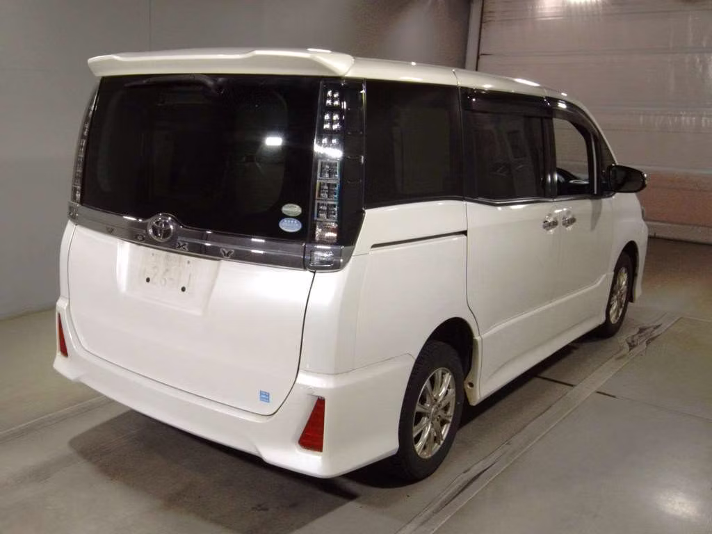 TOYOTA VOXY