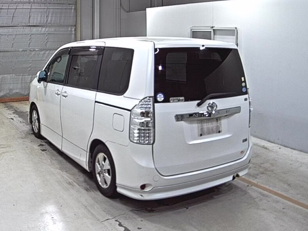 TOYOTA NOAH