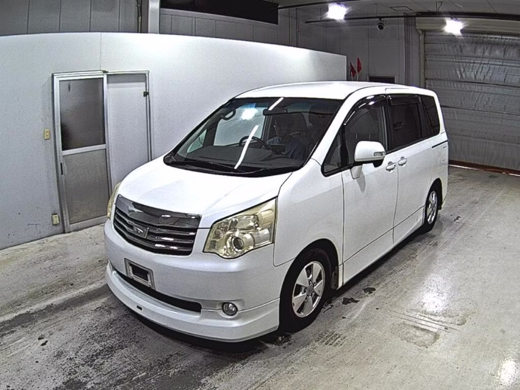 TOYOTA NOAH