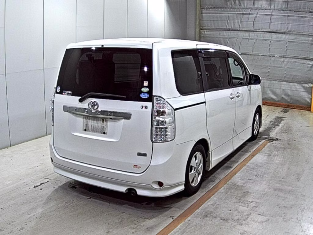 TOYOTA NOAH