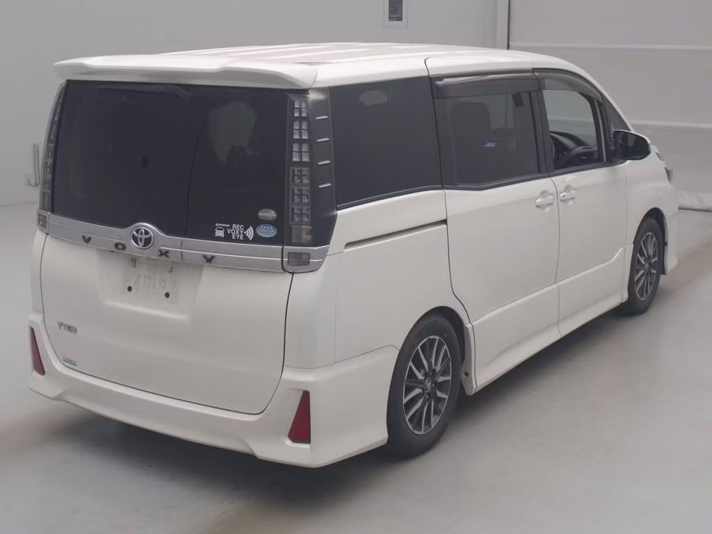 TOYOTA VOXY