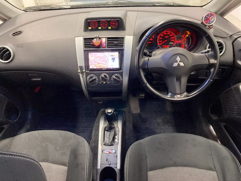 MITSUBISHI COLT