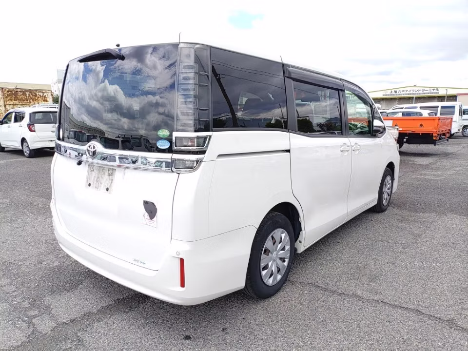 TOYOTA VOXY