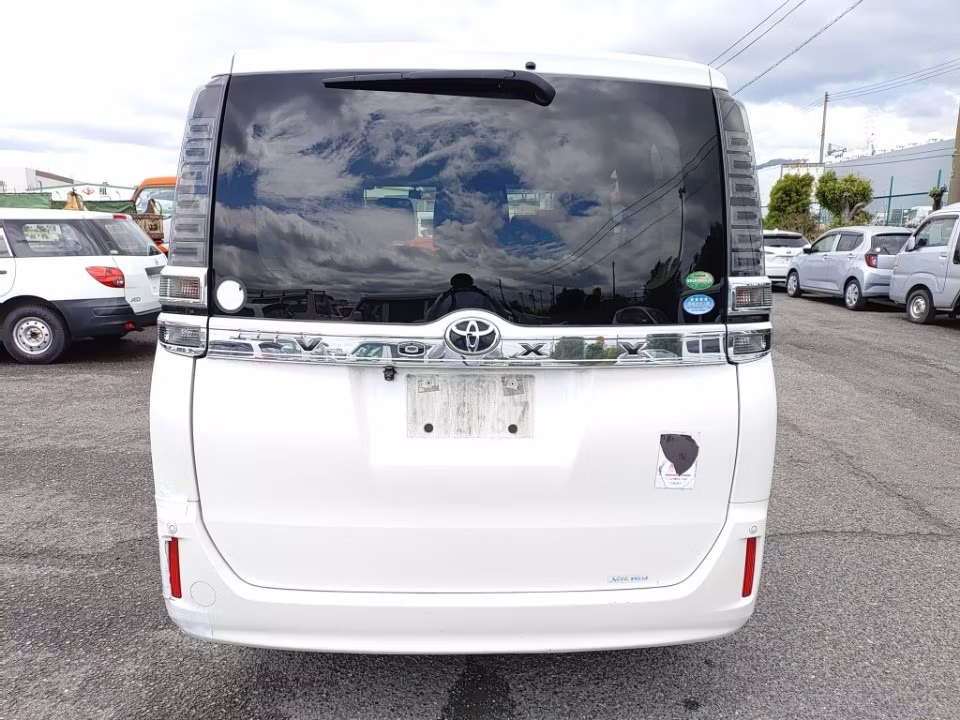 TOYOTA VOXY