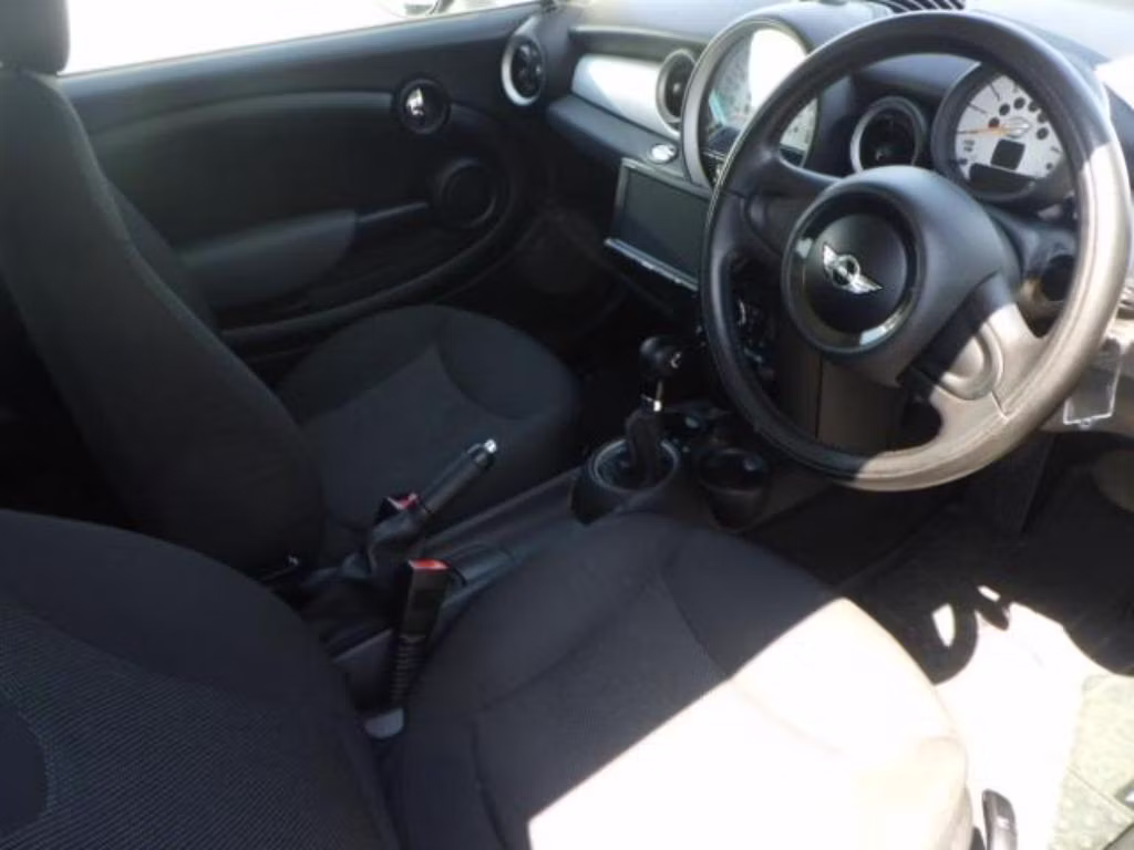 MINI HATCH