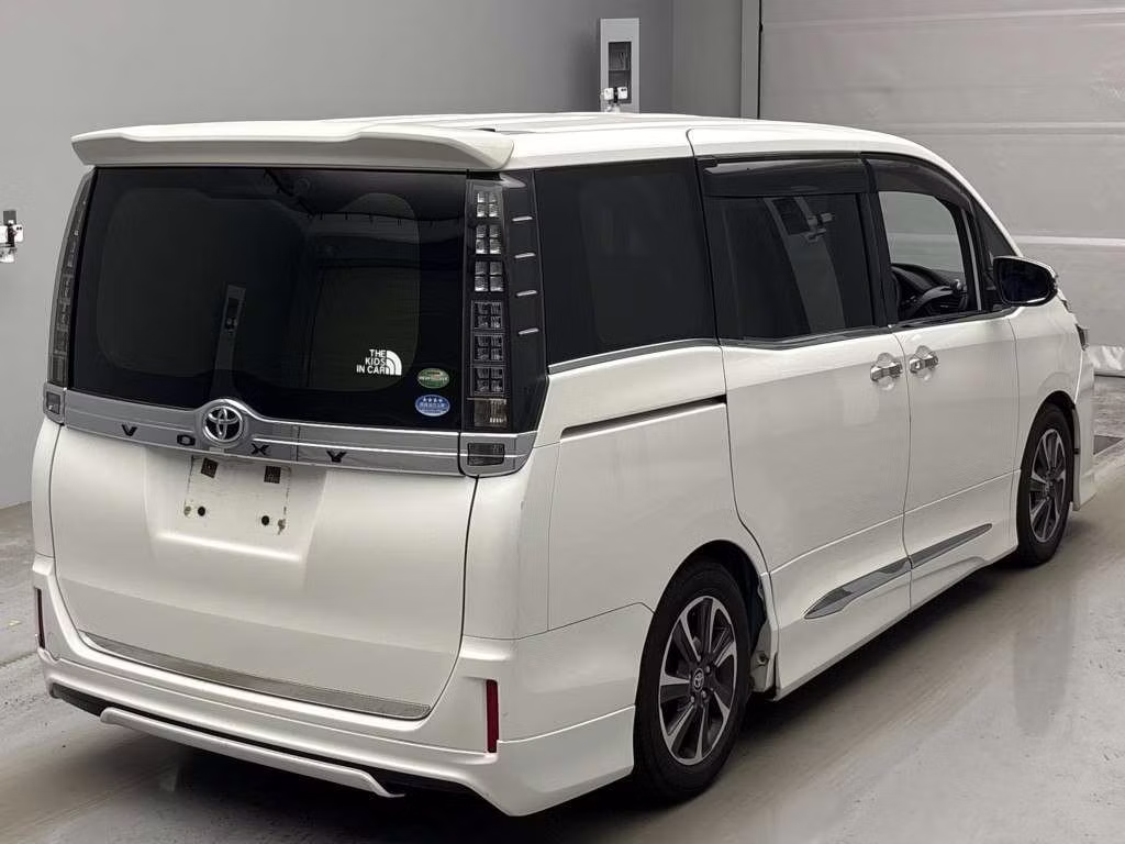TOYOTA VOXY