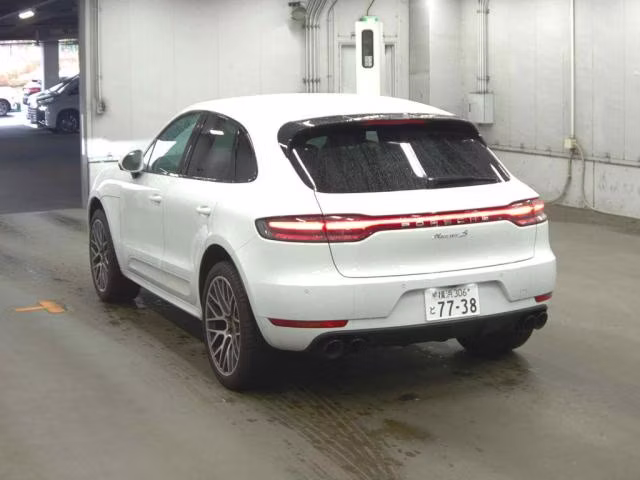 PORSCHE MACAN