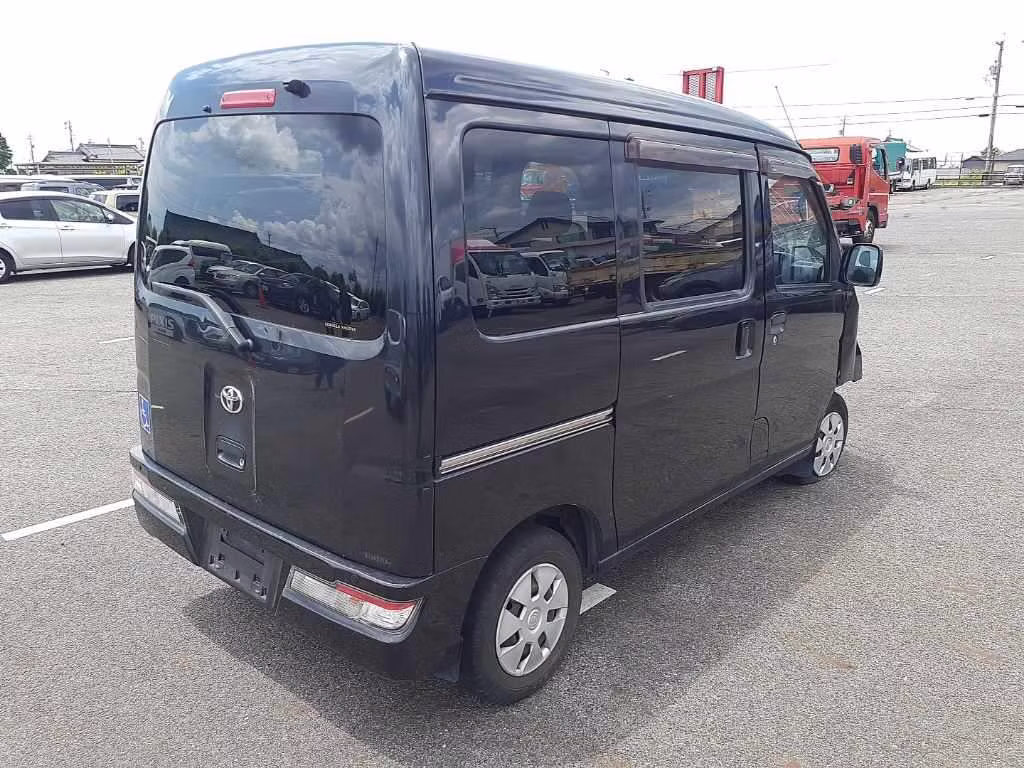 TOYOTA PIXIS VAN