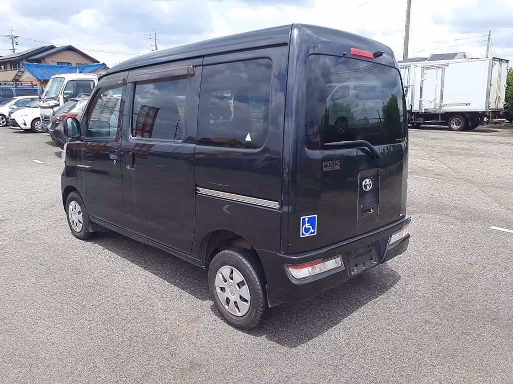 TOYOTA PIXIS VAN