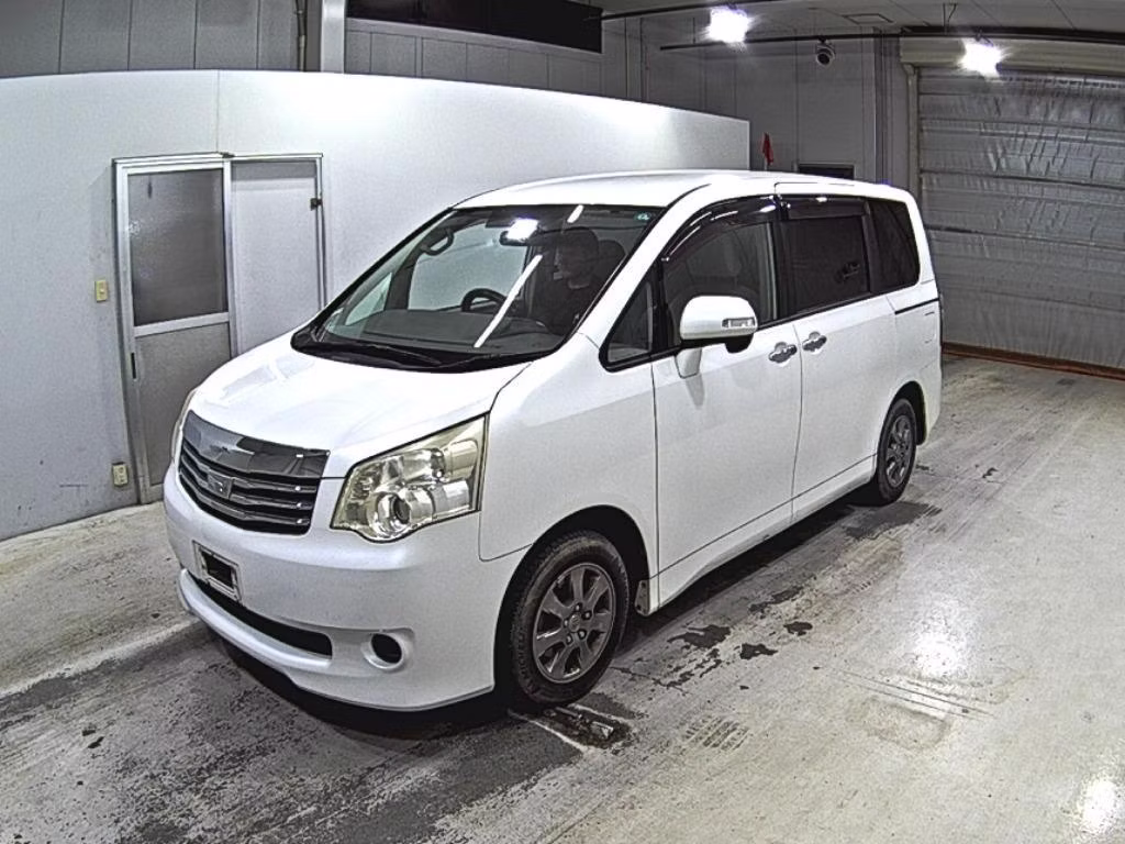 TOYOTA NOAH