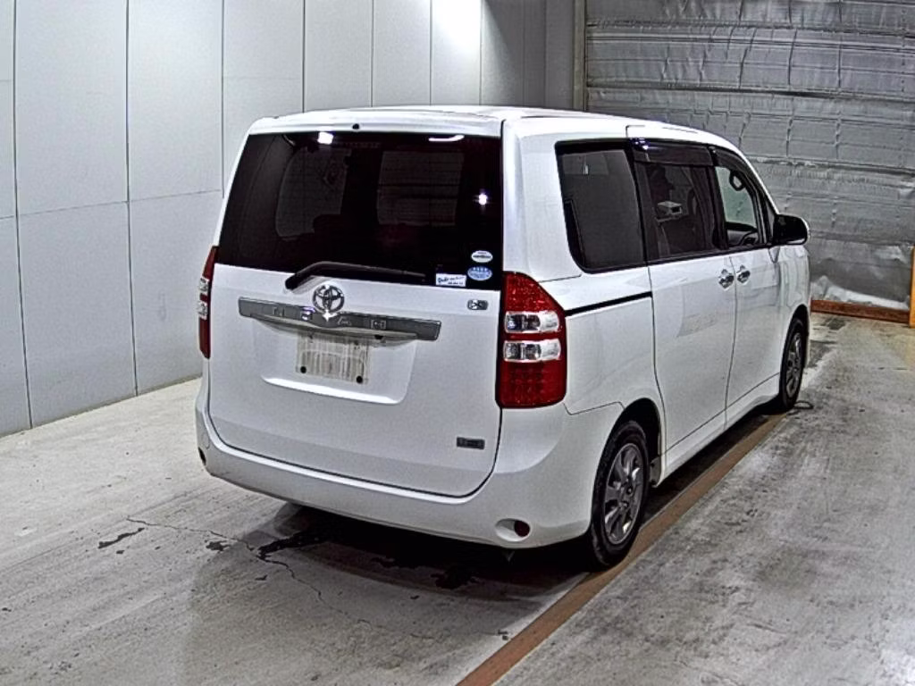 TOYOTA NOAH