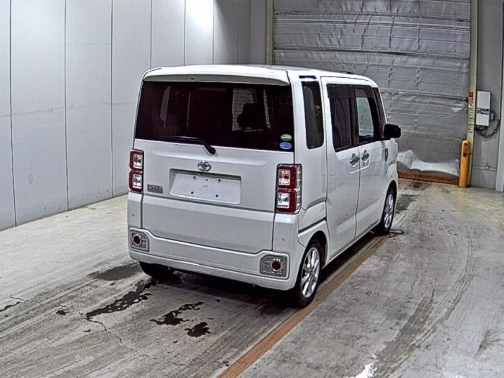 TOYOTA PIXIS MEGA