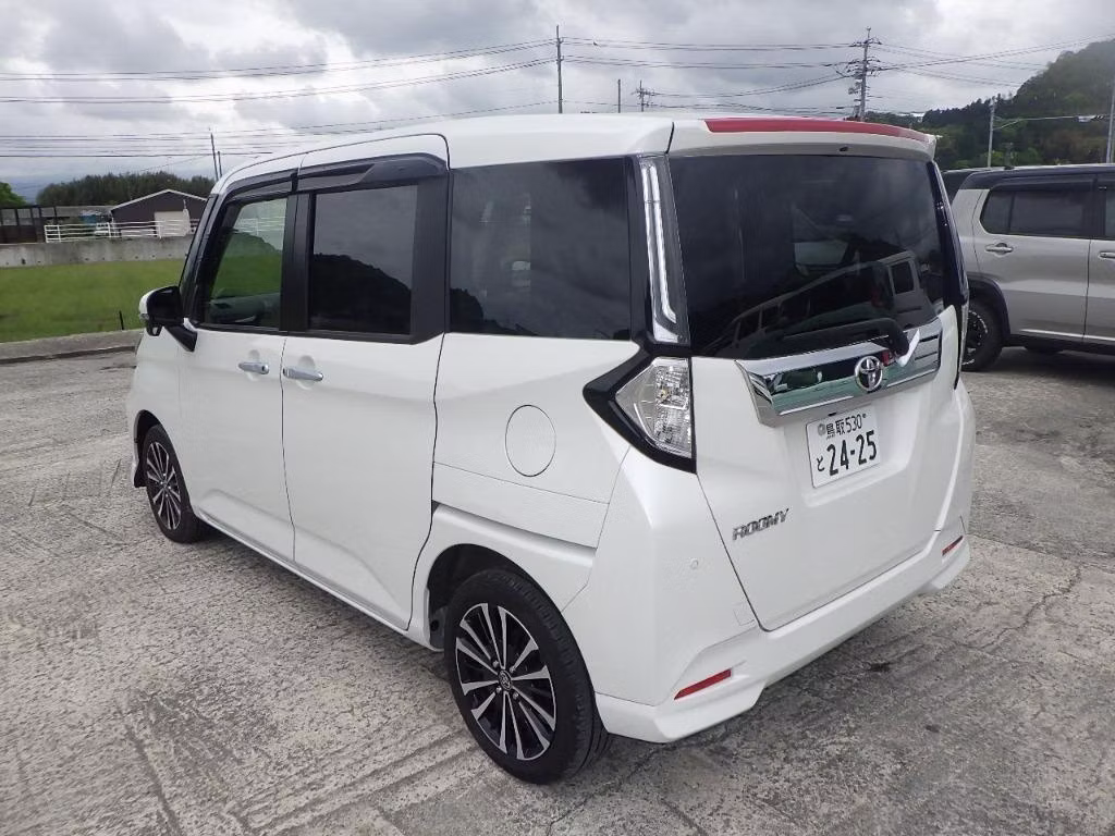 TOYOTA ROOMY