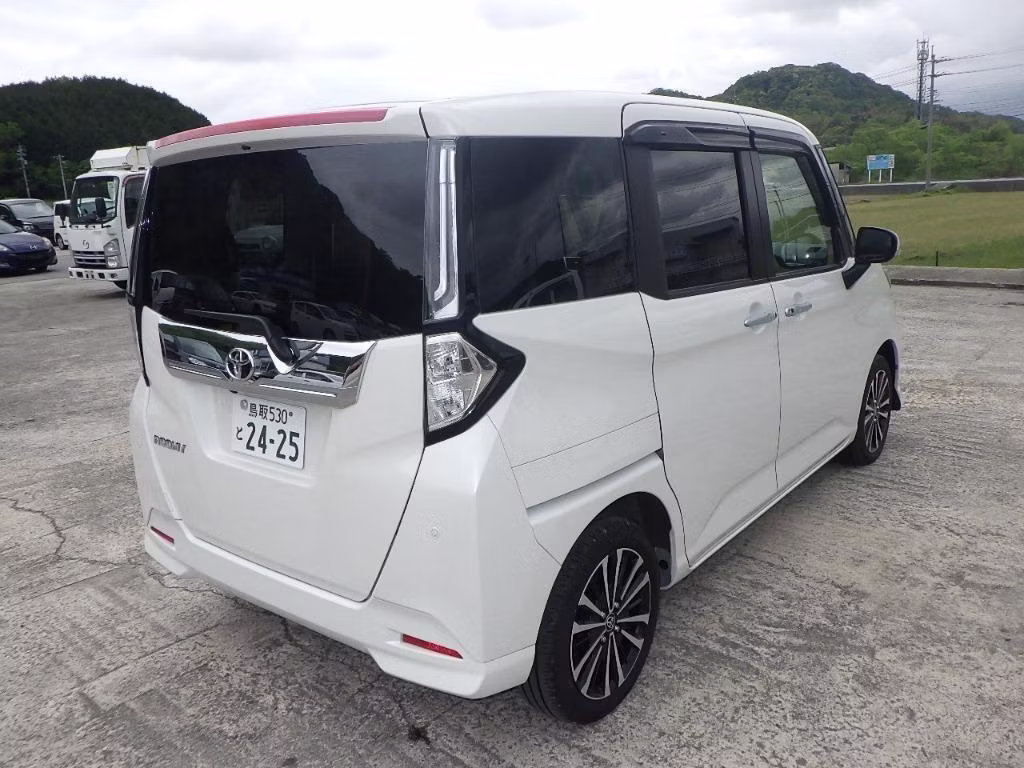 TOYOTA ROOMY