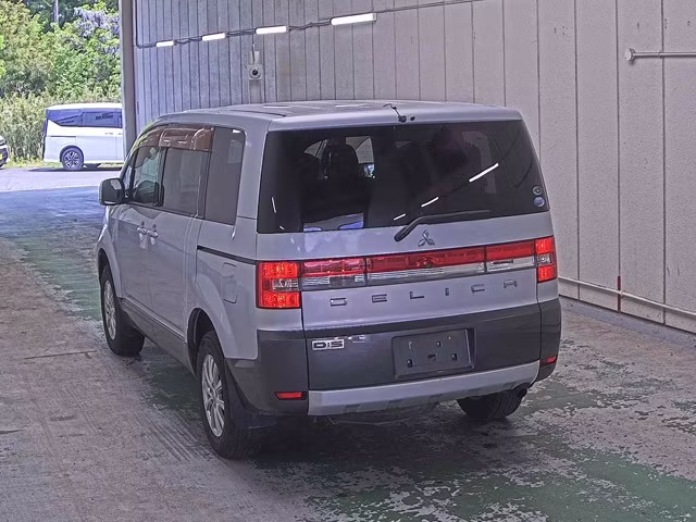 MITSUBISHI DELICA D:5