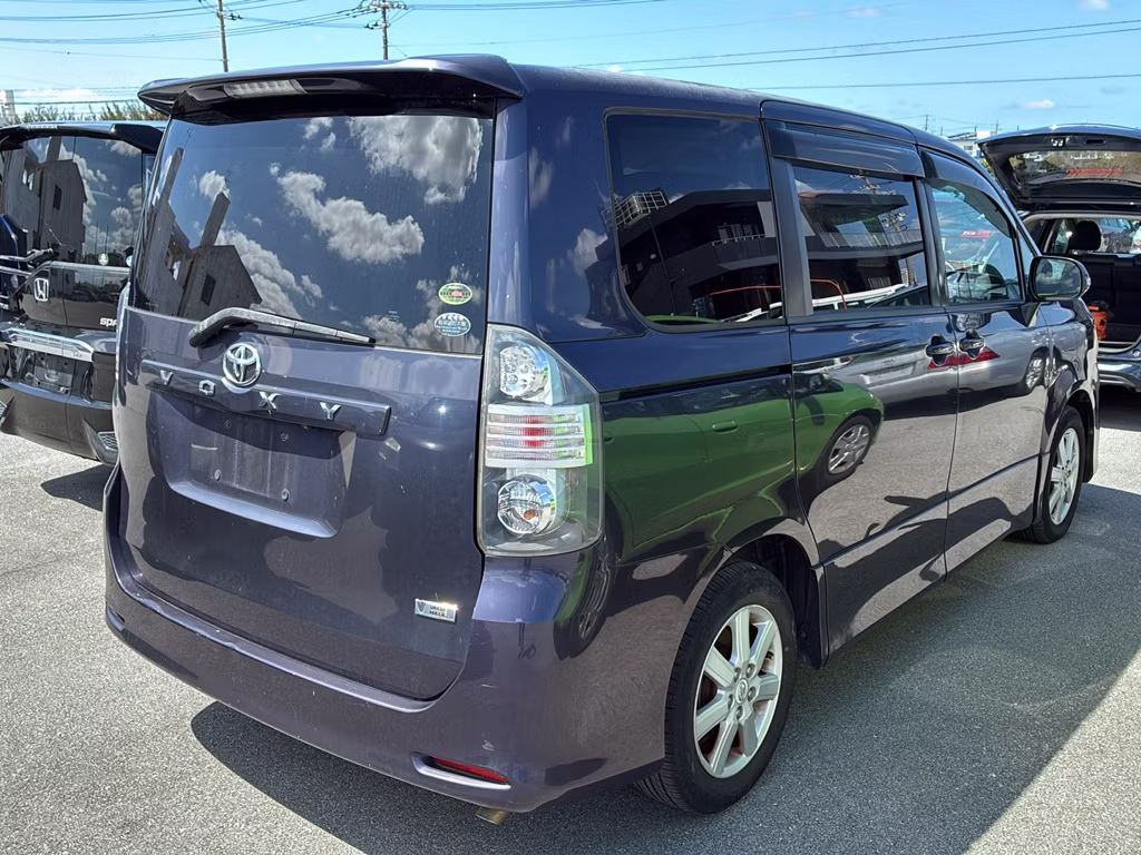 TOYOTA VOXY