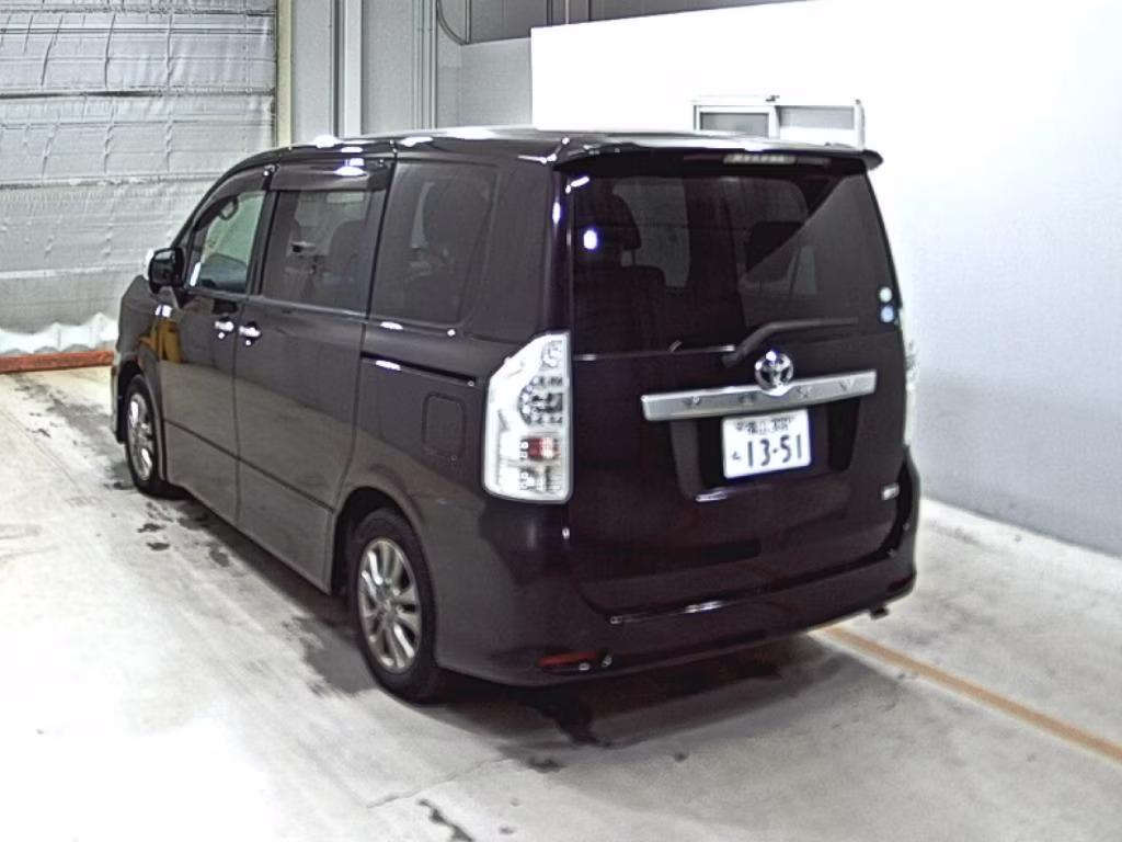 TOYOTA VOXY