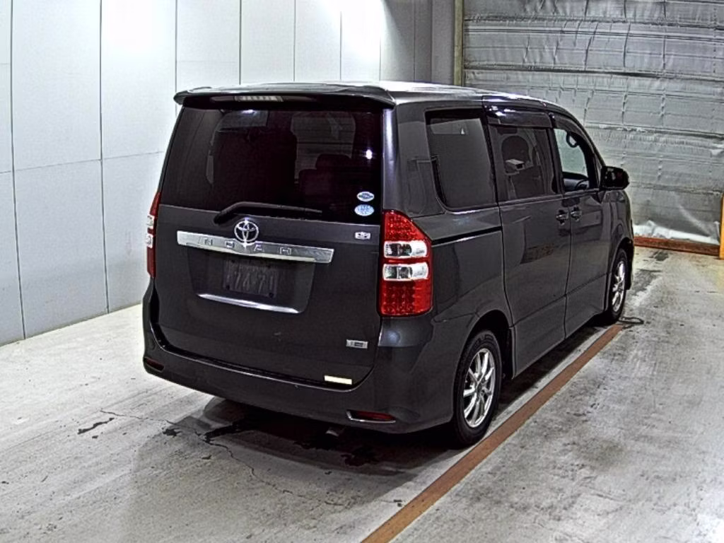 TOYOTA NOAH