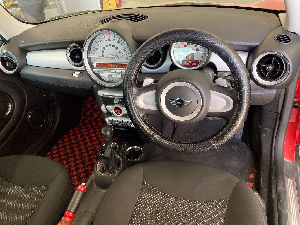 MINI HATCH