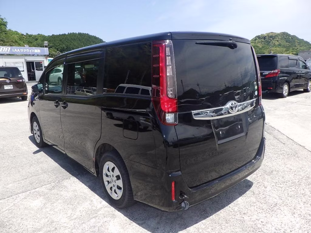 TOYOTA NOAH