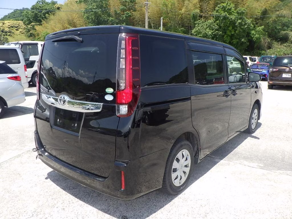 TOYOTA NOAH