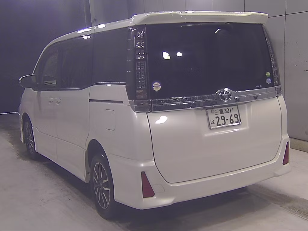 TOYOTA VOXY