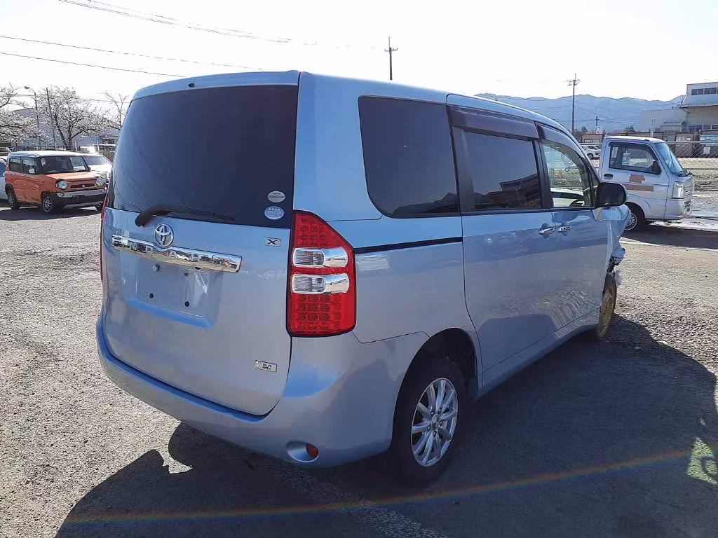 TOYOTA NOAH
