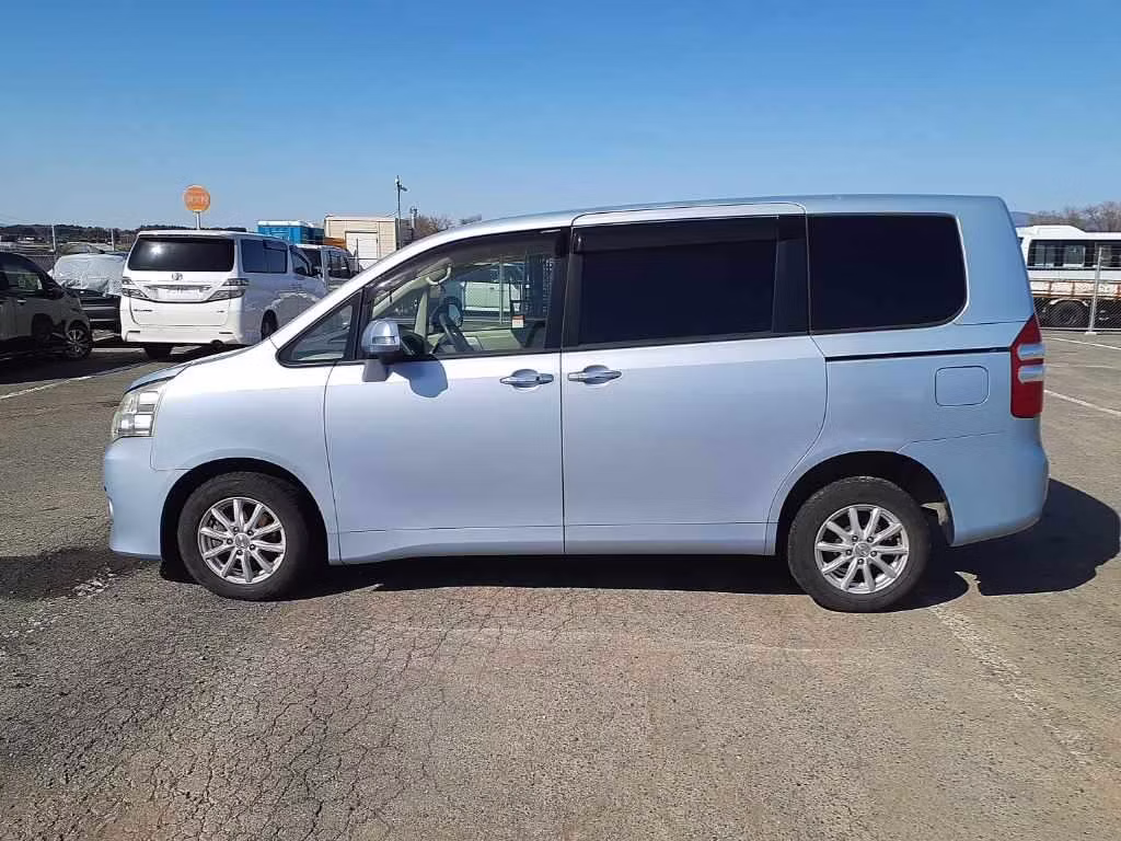 TOYOTA NOAH