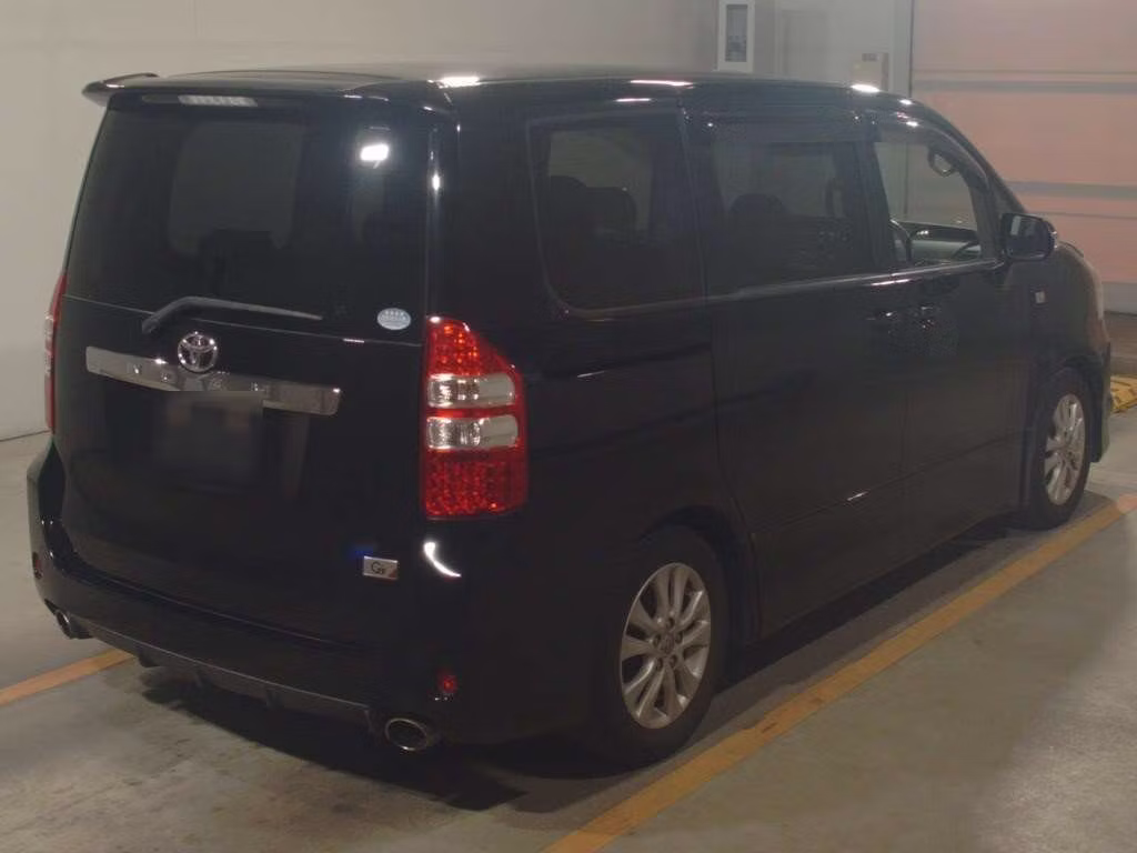 TOYOTA NOAH