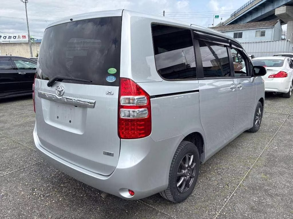 TOYOTA NOAH