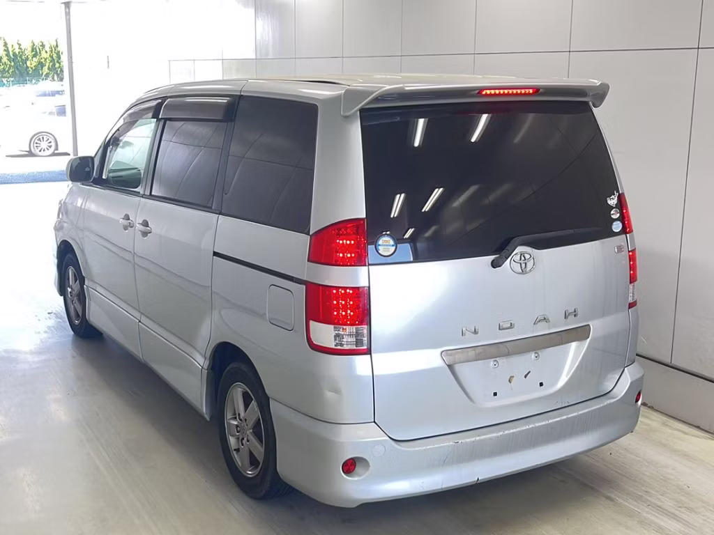 TOYOTA NOAH