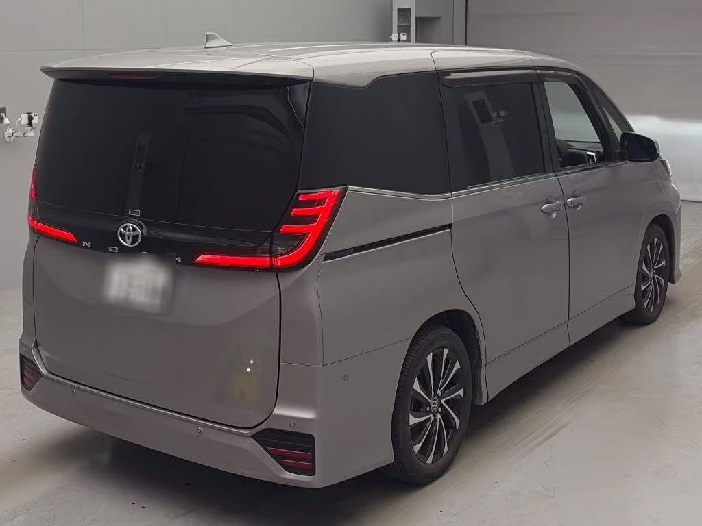 TOYOTA NOAH