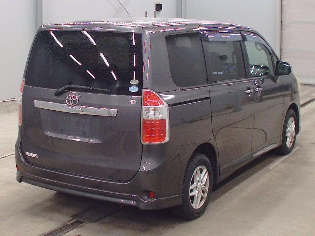 TOYOTA NOAH