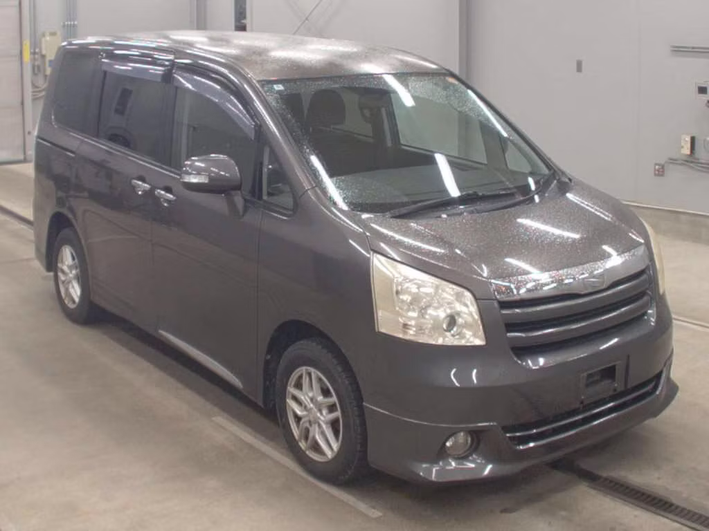 TOYOTA NOAH