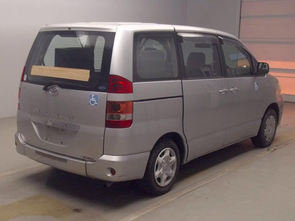 TOYOTA NOAH