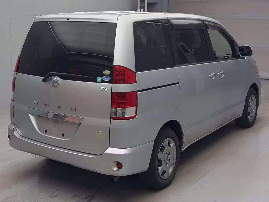 TOYOTA NOAH