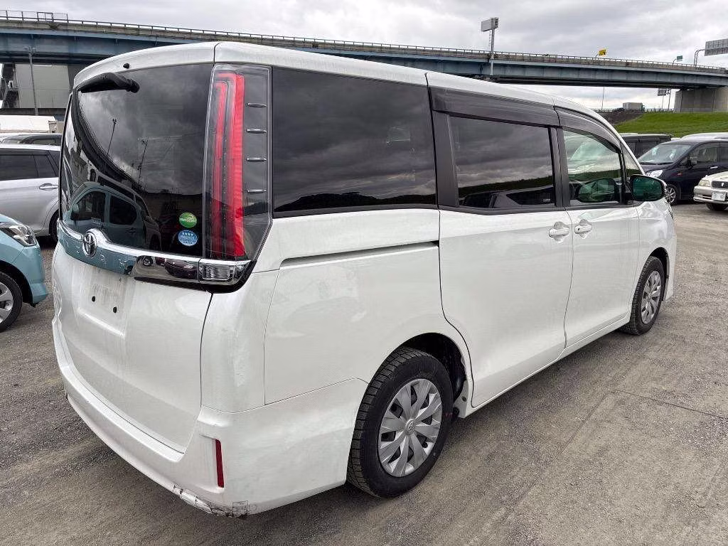 TOYOTA NOAH