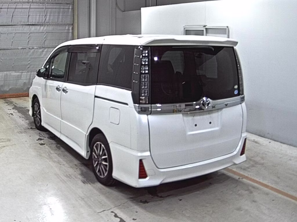 TOYOTA VOXY