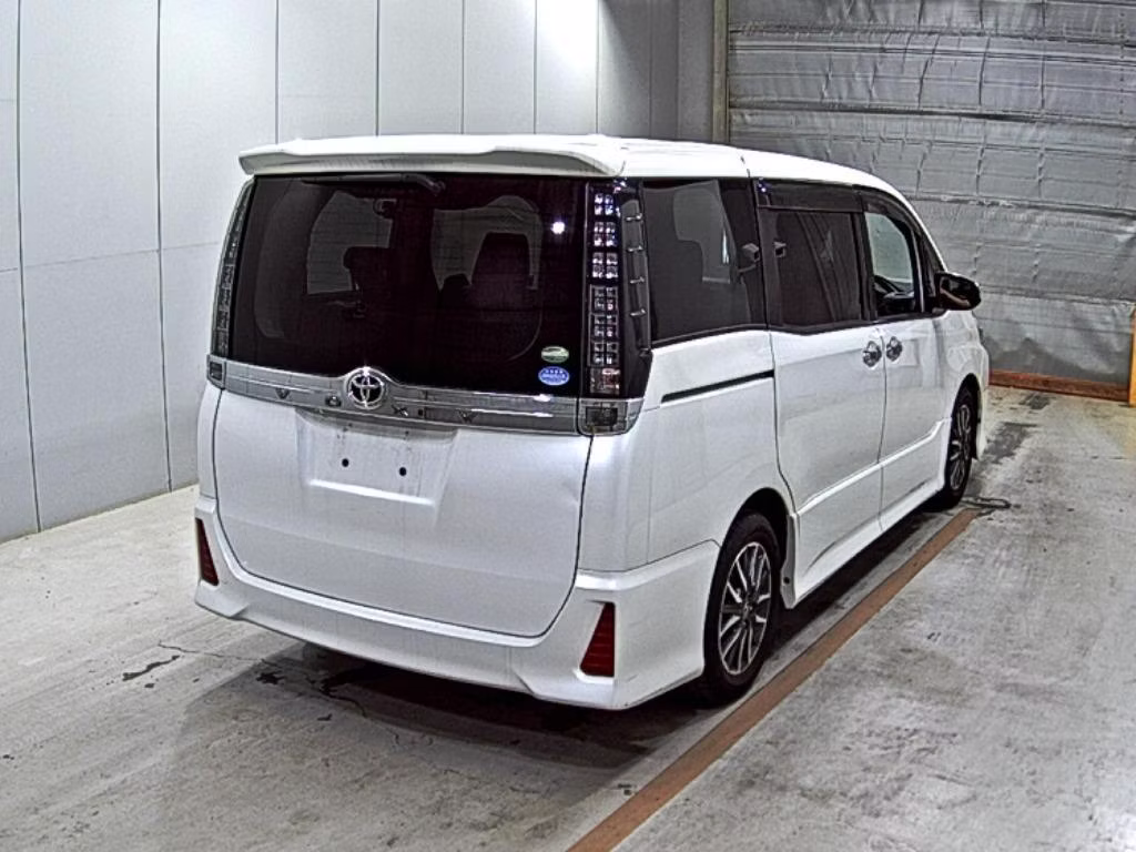 TOYOTA VOXY