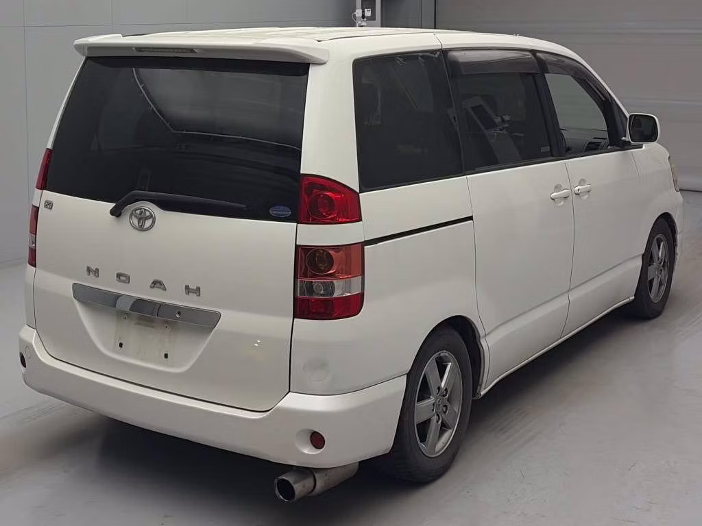 TOYOTA NOAH