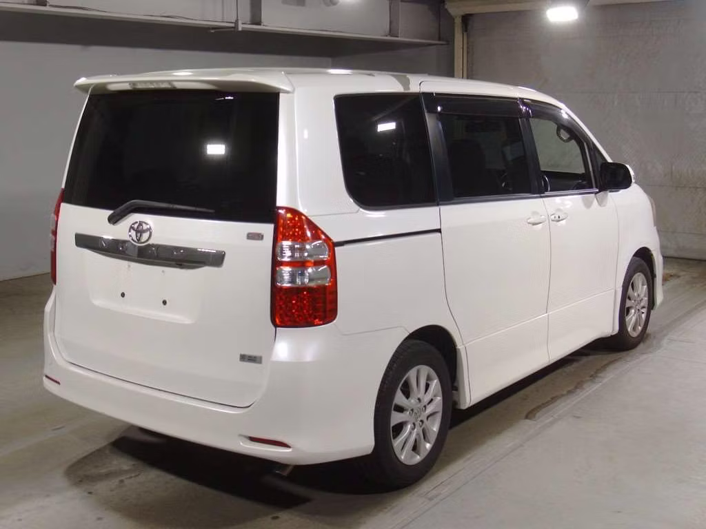 TOYOTA NOAH