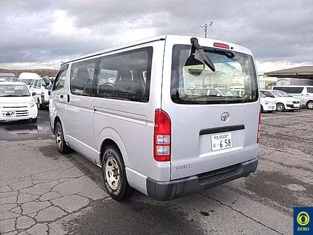TOYOTA REGIUS ACE