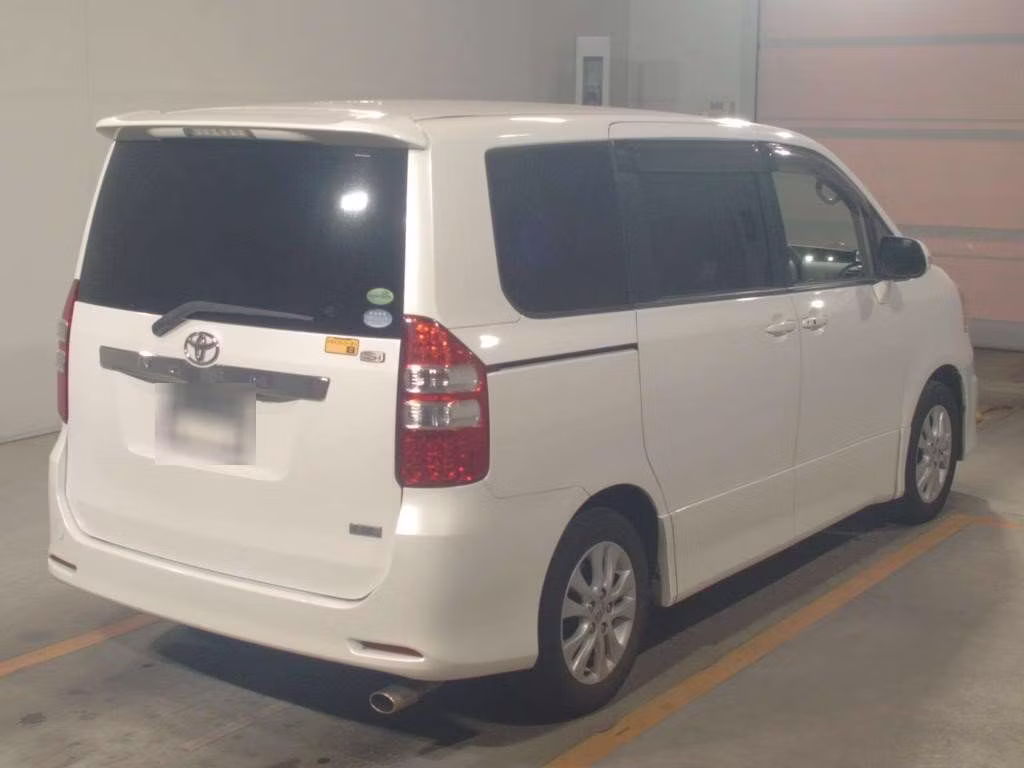 TOYOTA NOAH