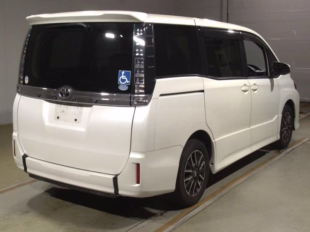 TOYOTA VOXY